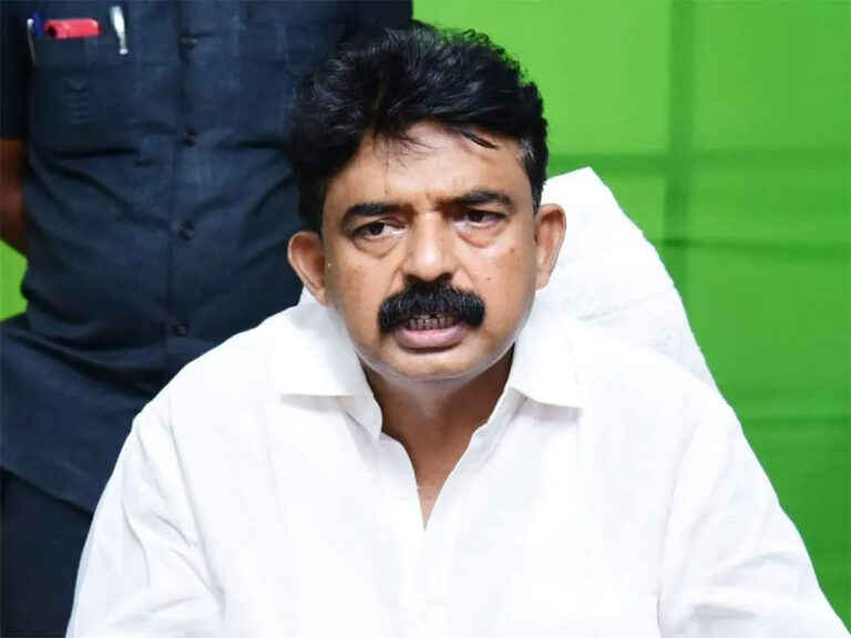 పేర్ని నాని గోడౌన్ దగ్గర నుంచి వెనుతిరిగిన అధికారులు..!