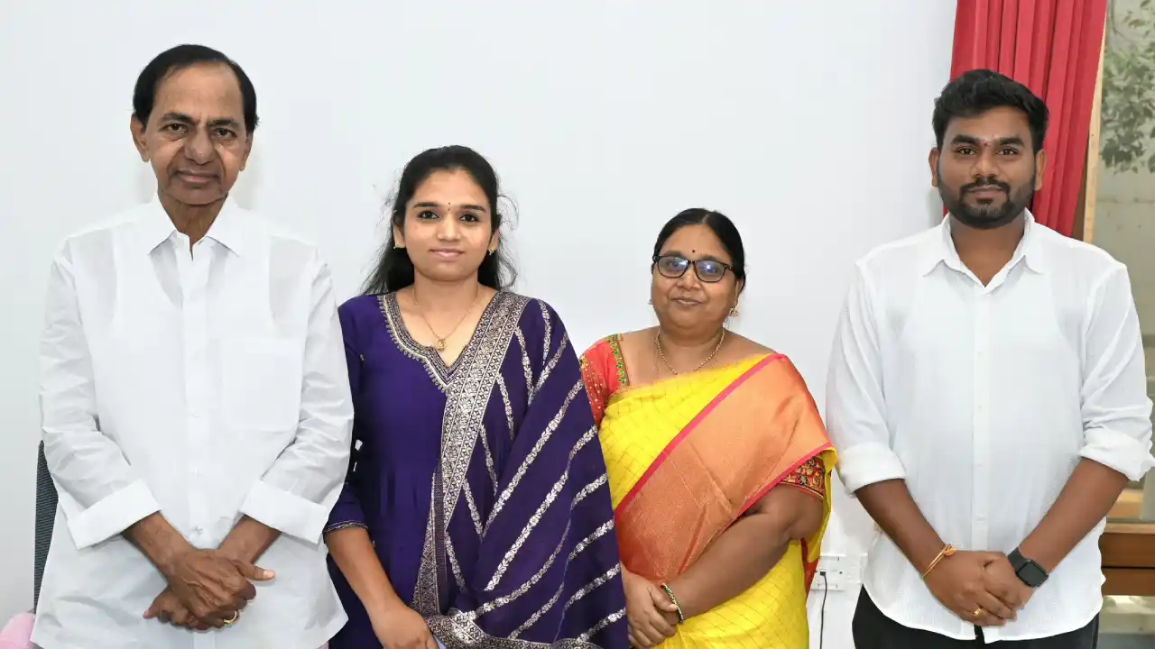 KCR assures the family of Amarudu Constable Kistaiah