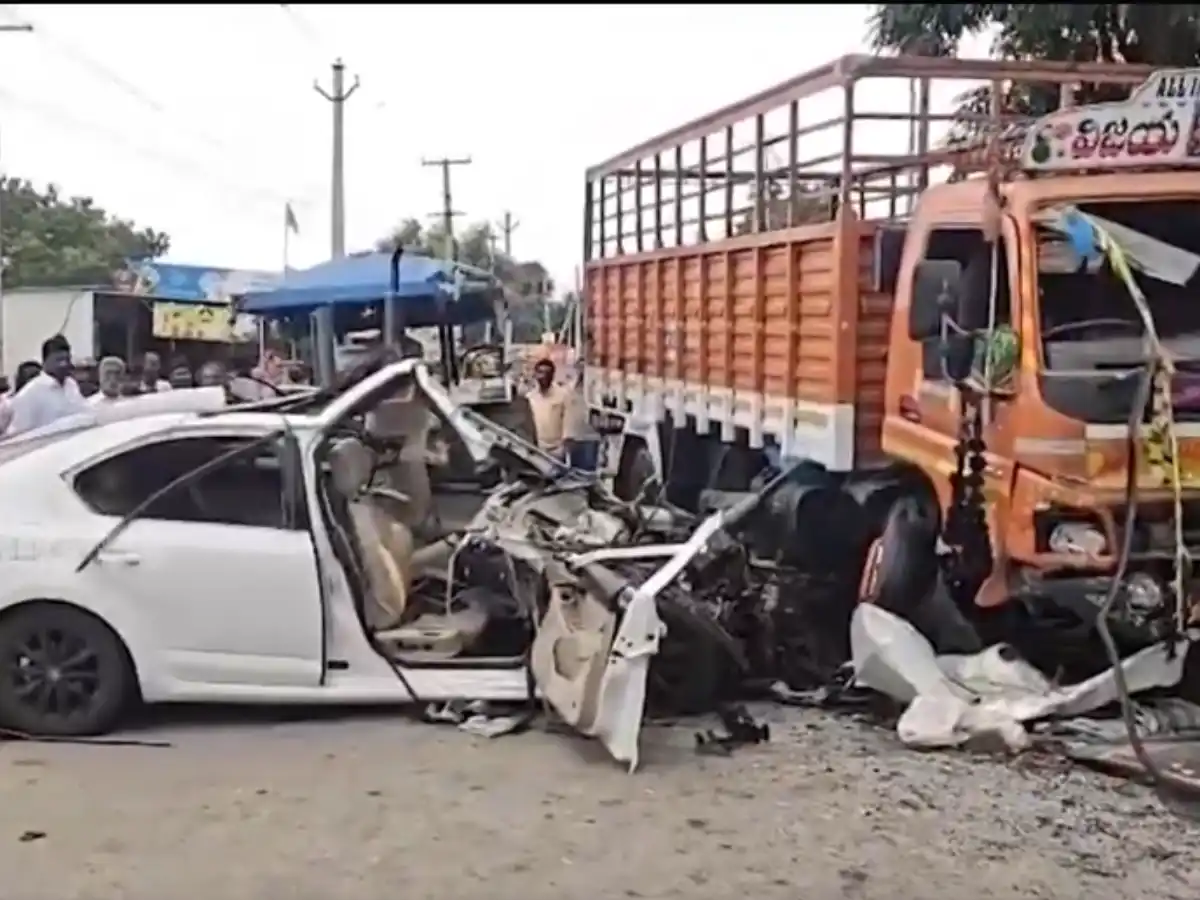 Car hits DCM Three die on the spot