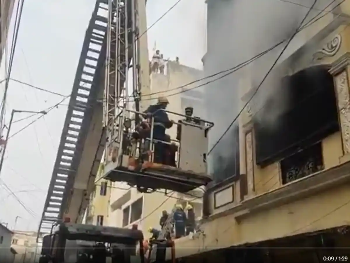 Fire breaks out in a building under Afzalganj PS limits