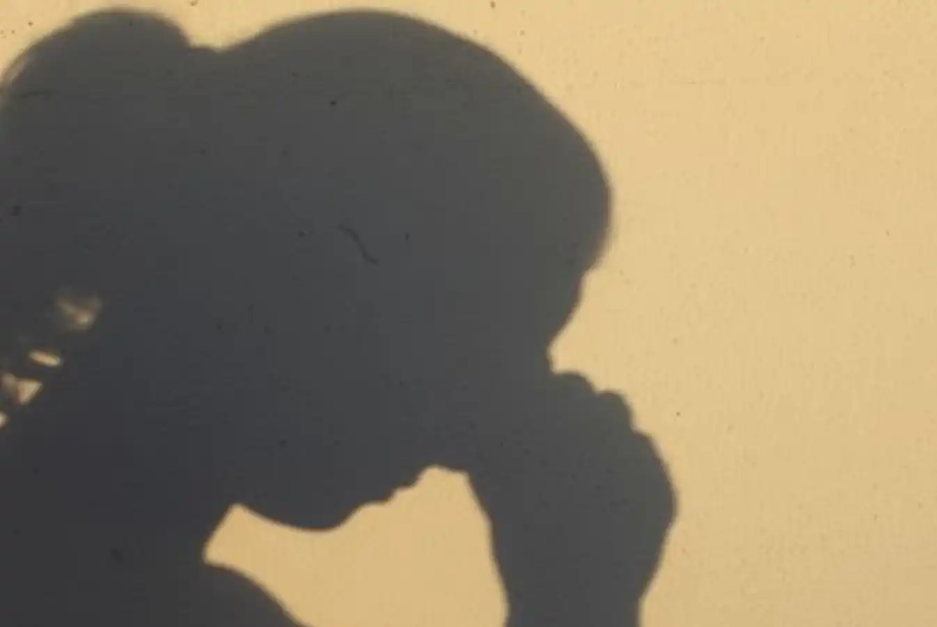 A young man who cheated on a young woman in the name of dating and fled abroad has been arrested.