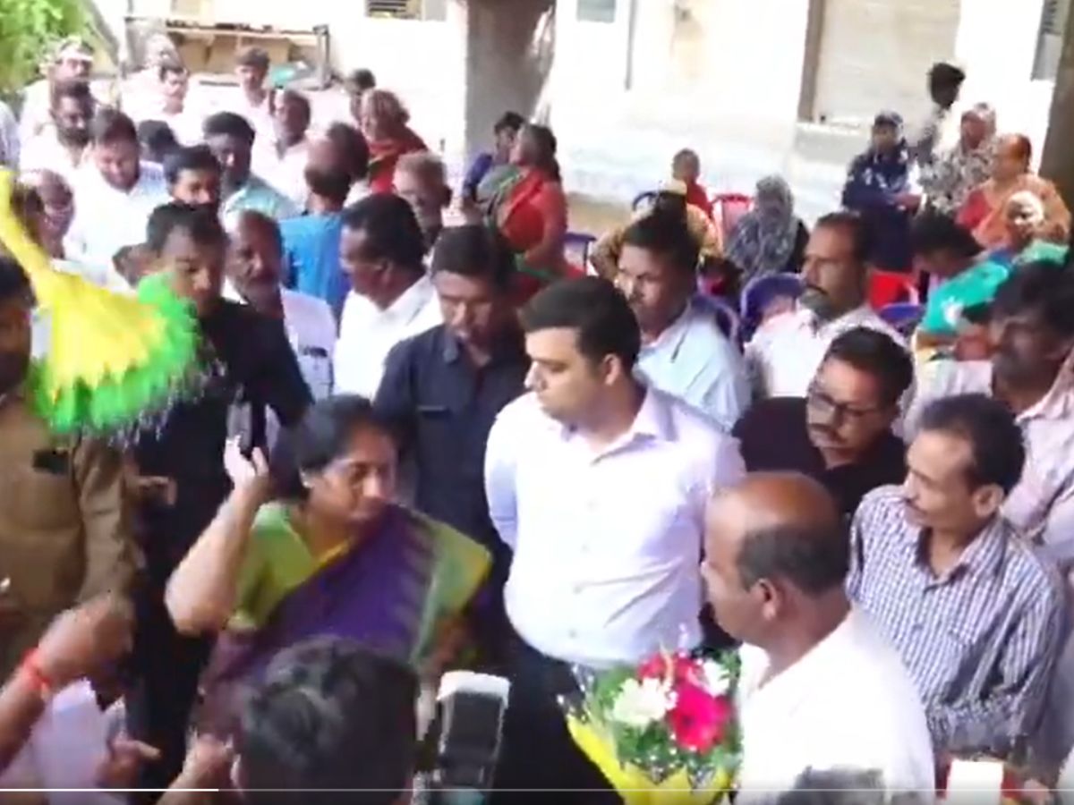 AP Women's Minister Savita threw away the bouquet given by CSDT