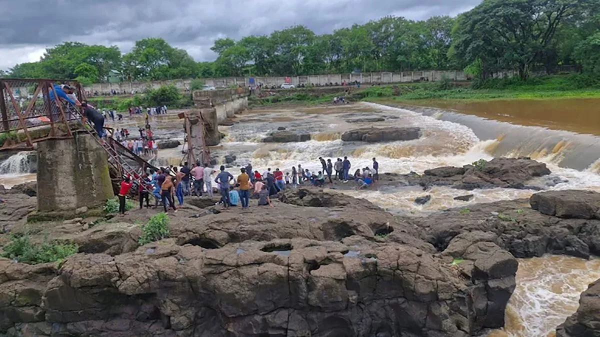 Bridge collapses in Maharashtra, 6 tourists dead, 25 missing