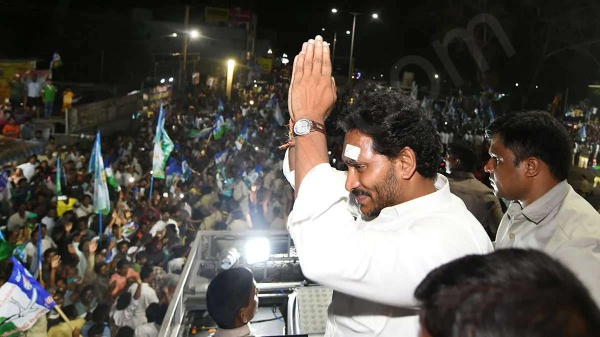 Jagan's convoy attacked with sandals and stones