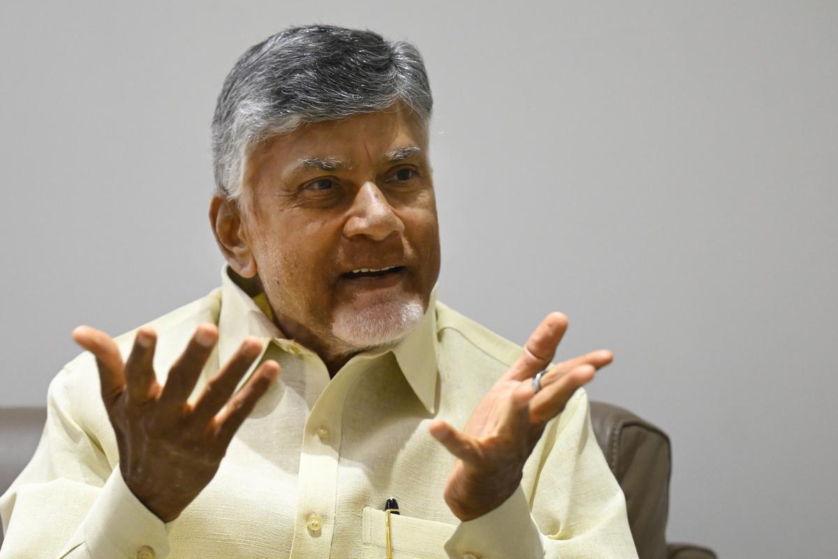 Chandrababu's sensational comments on Hindi language