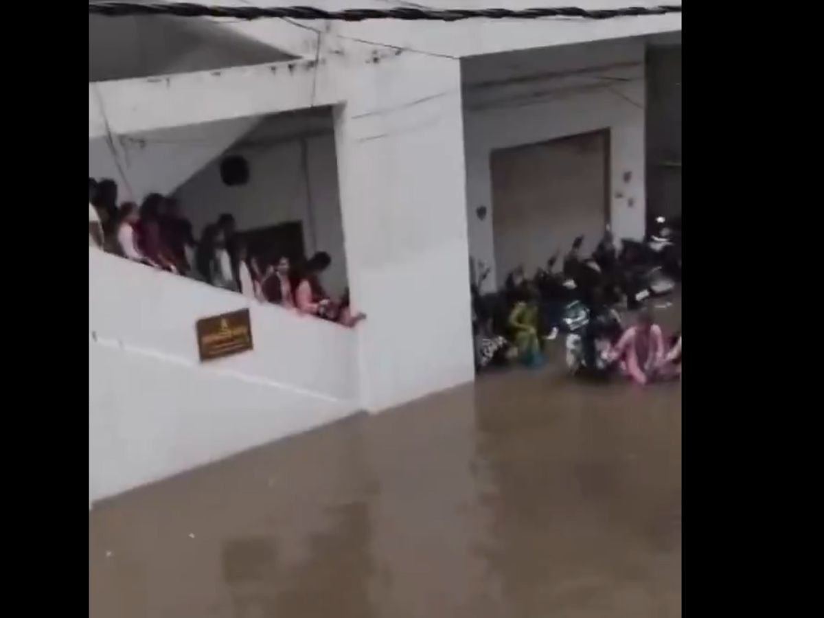 Hyderabad Heavy rains in Vimana Nagar, Paiga Colony, Rasoolpura caused a 4-foot flood to enter a car showroom