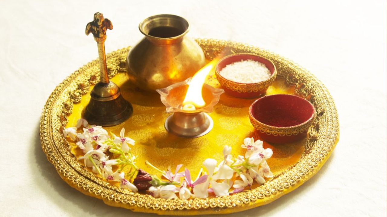 The Divine Essence Hidden in Offering Aarti to God!