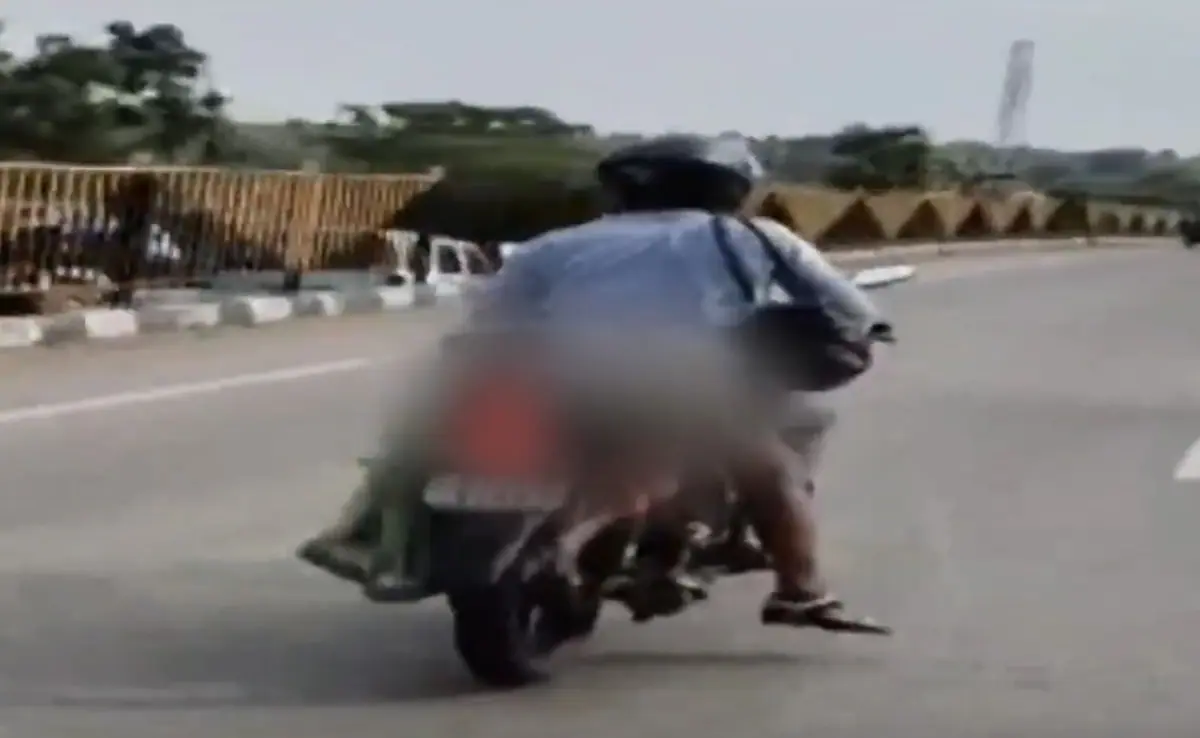 Wife Dead Body Carried By Husband On Bike at Nagpur