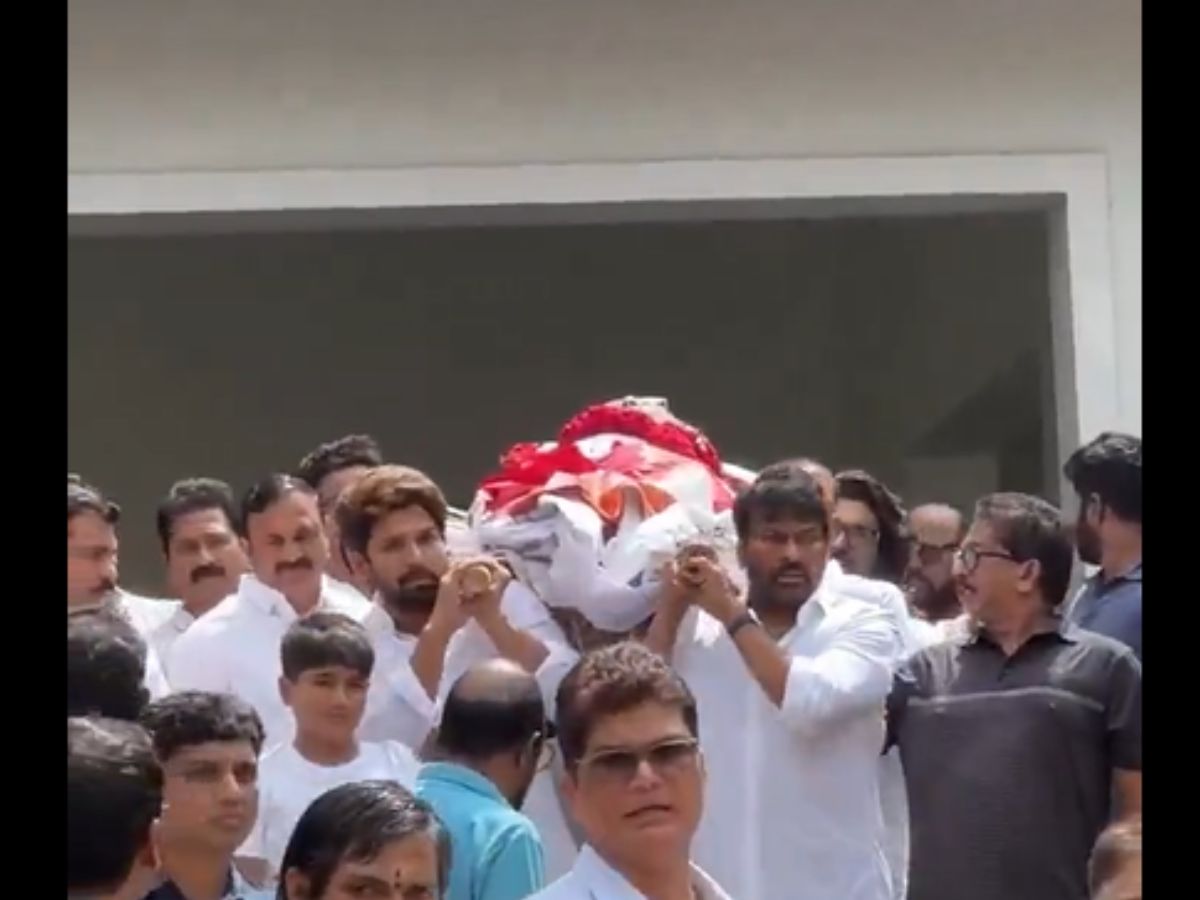 Chiranjeevi, Bunny, Charan singing Kanaka Ratnam