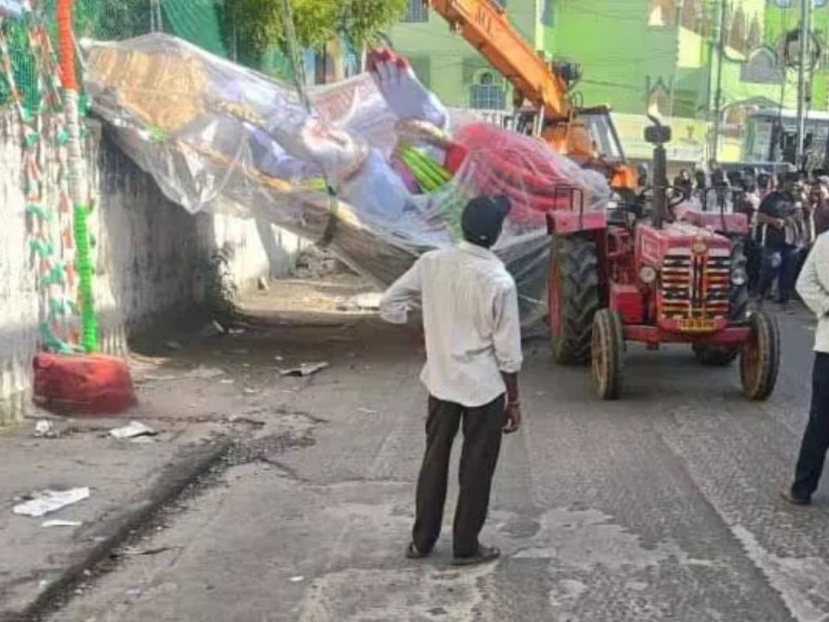 A huge Ganesha idol fell to the ground while being moved to the mandapam