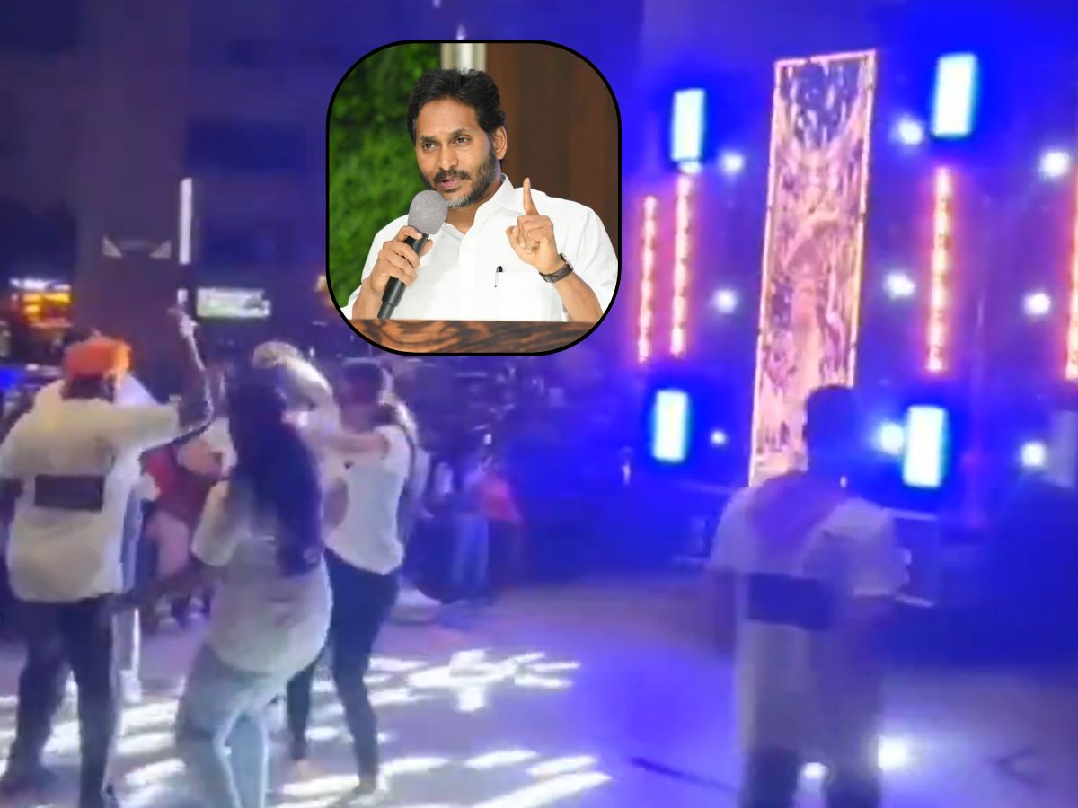 Techies step up to Jagan's song in Hitech City