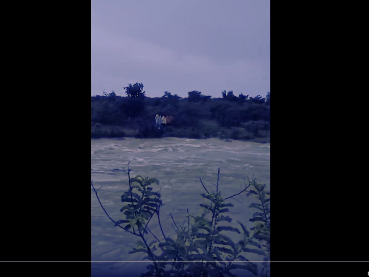 Three farmers stuck in a stream and waiting for help since yesterday