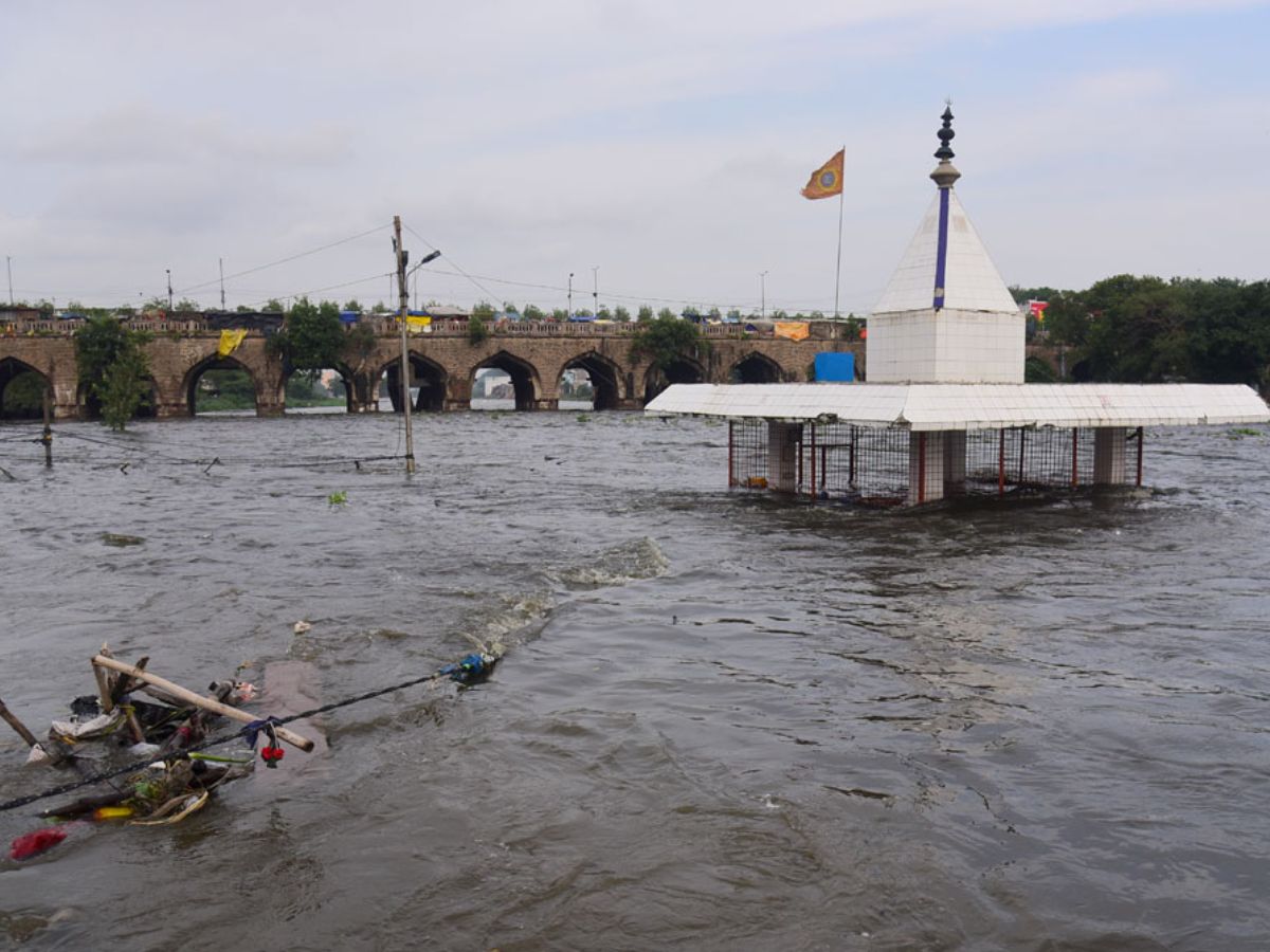 Heavy rains in Hyderabad Alert for people in Musi catchment area