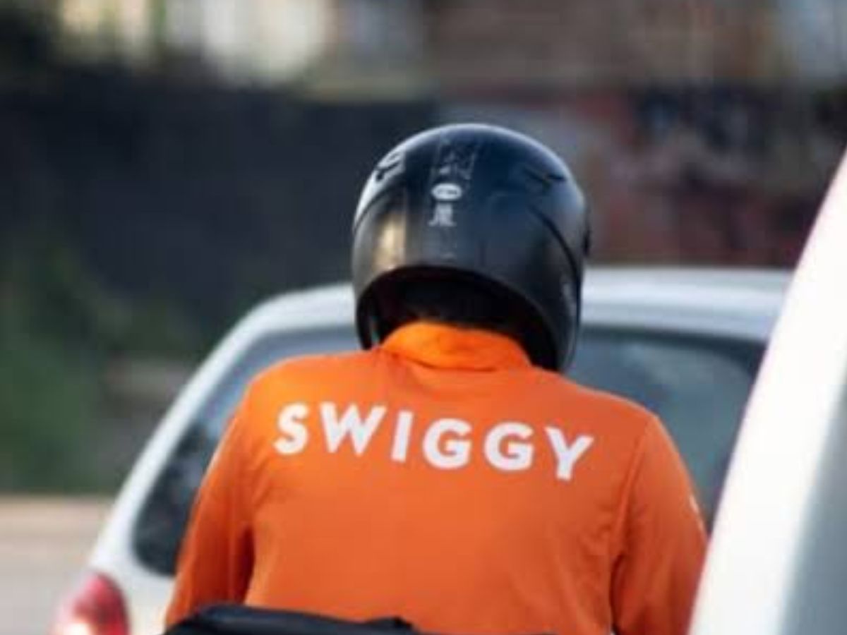Brutal incident in Nellore Muralikrishna Hotel staff attacked Swiggy boy