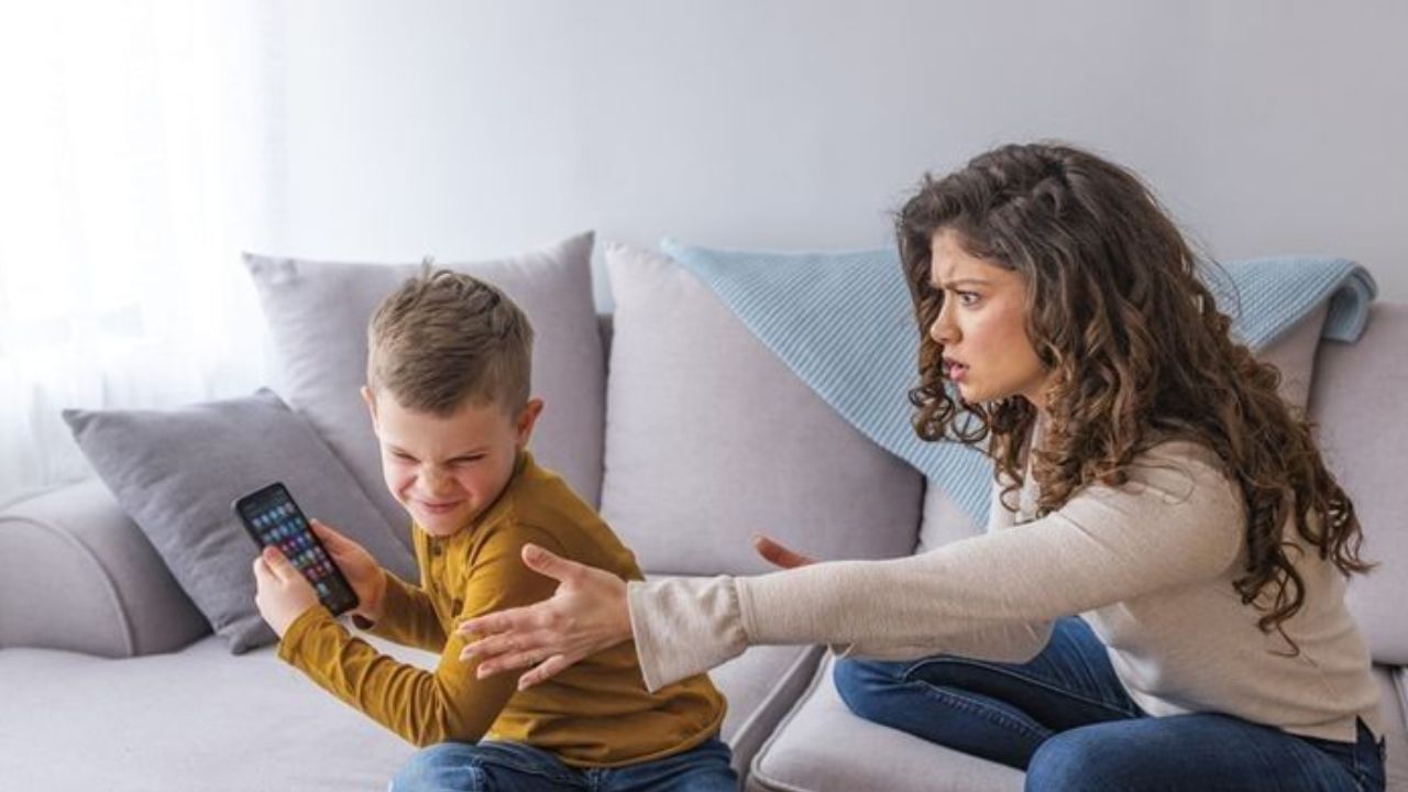 Are Your Kids Hooked to Phones Right After Waking Up? Beware!