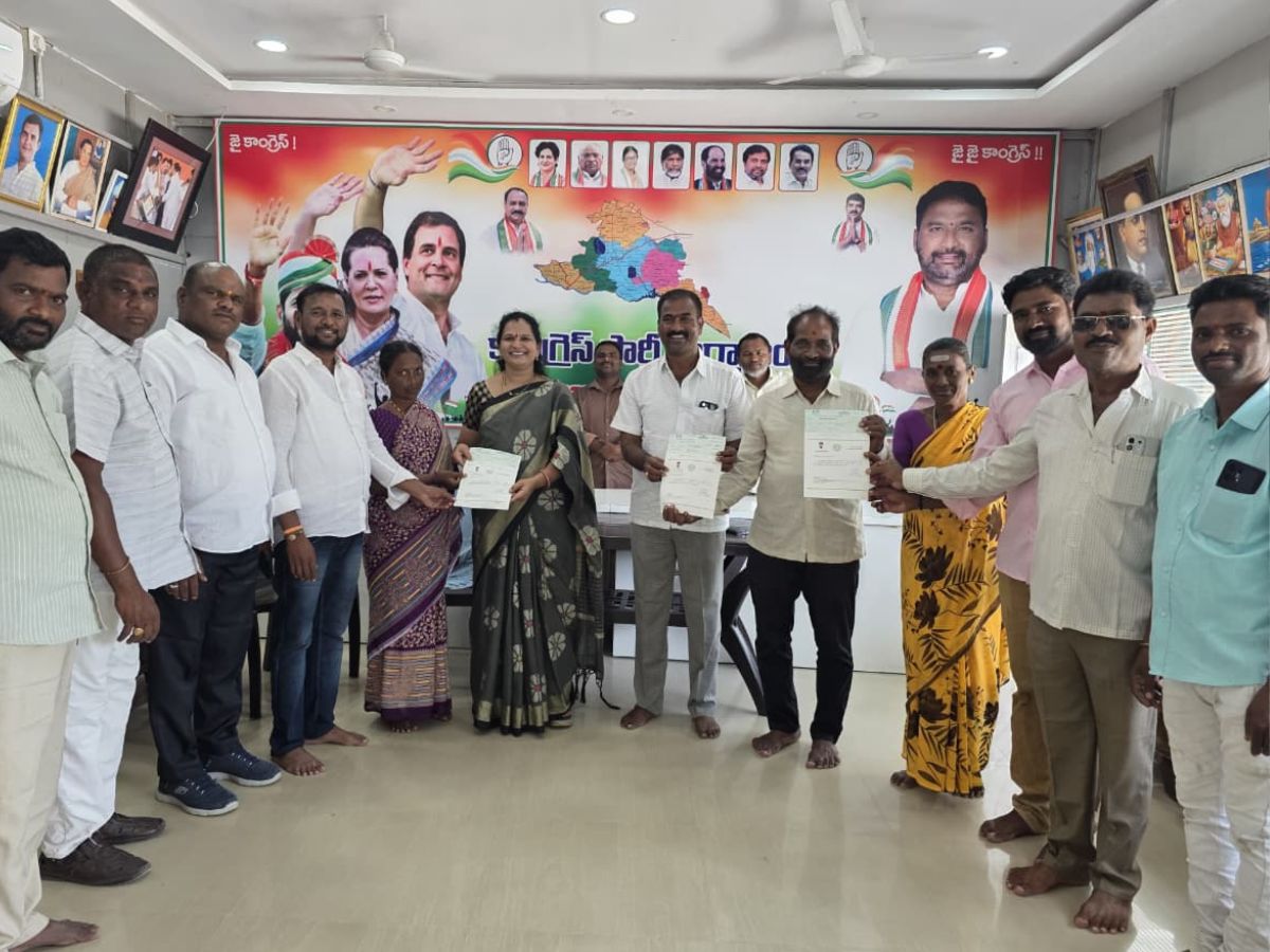 Minister Vakiti Srihari's wife distributes CM Relief Fund cheques