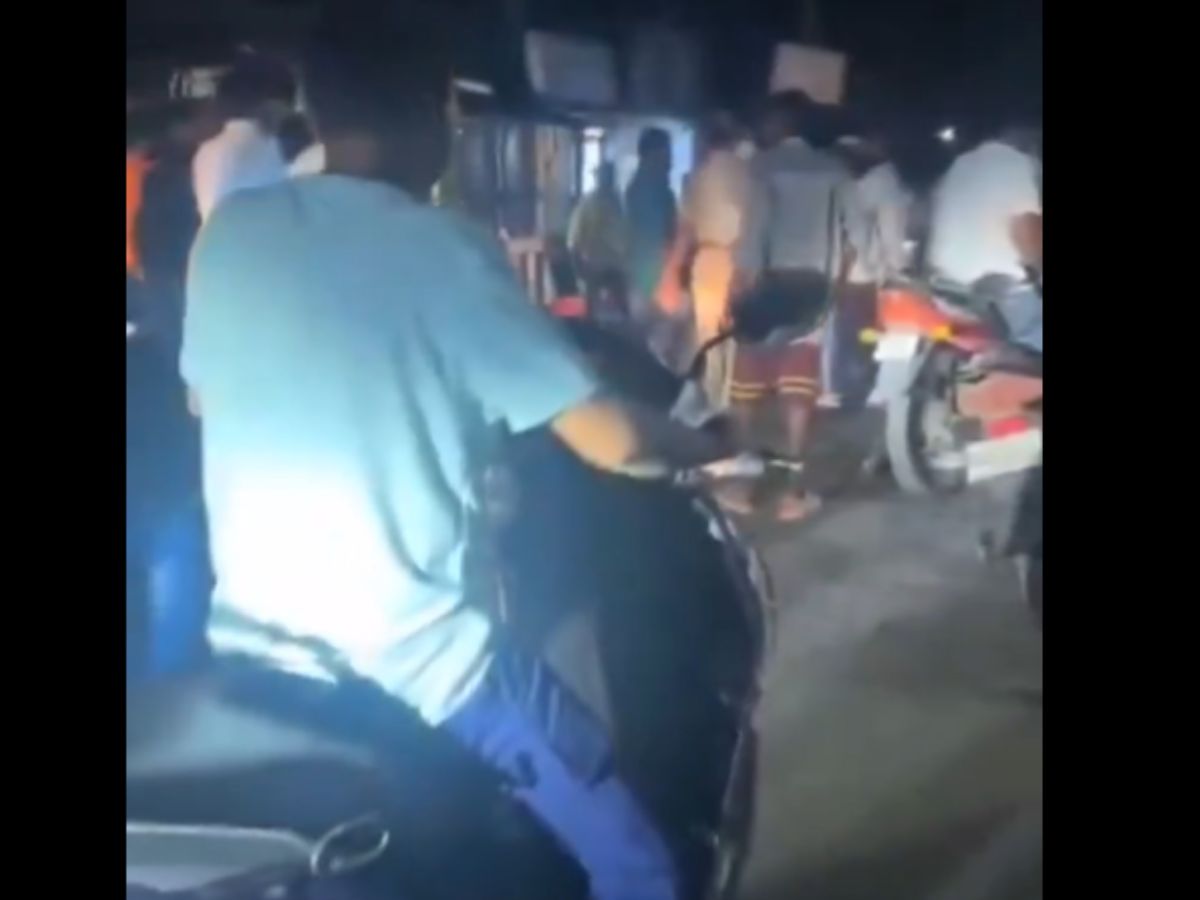 TDP leaders brutally beat up Jana Sena leaders on the street