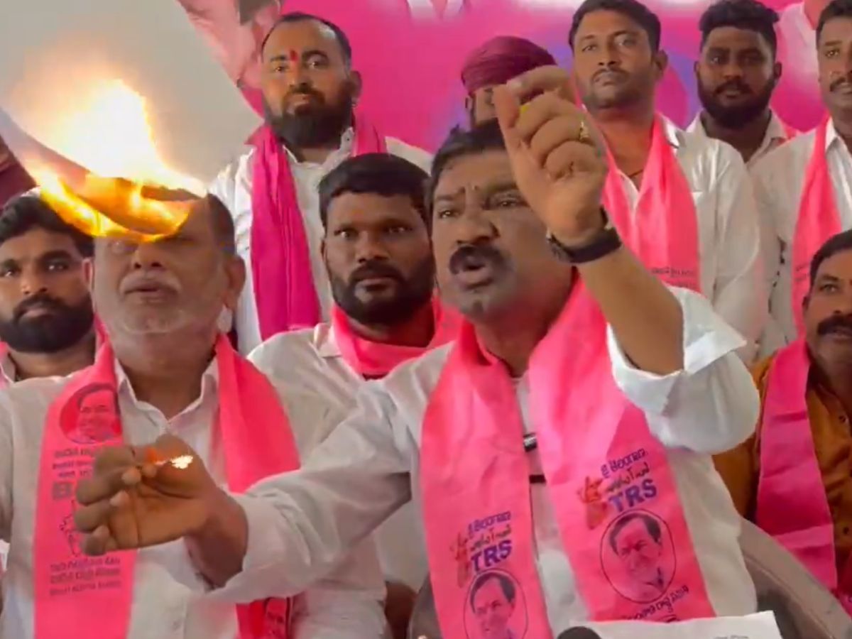 Thatikonda Rajaiah burns the copy of the proceedings released by Kadiyam Srihari
