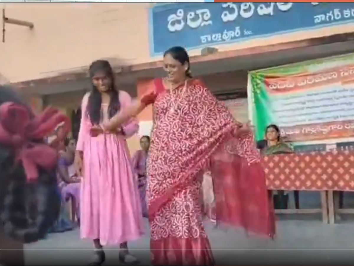 Teacher dances with students on retirement day