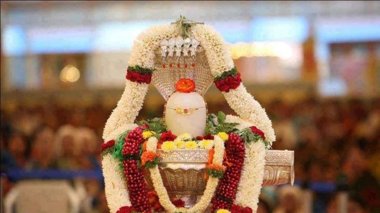 The Right Way to Worship and View the Shiva Lingam in a Temple