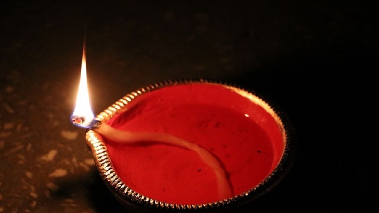 Never Throw Away the Diya Wick — The Right Ritual After Prayer!