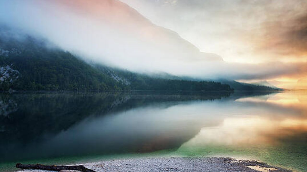 The Lake That Mysteriously Changes Color: A Scientific Puzzle
