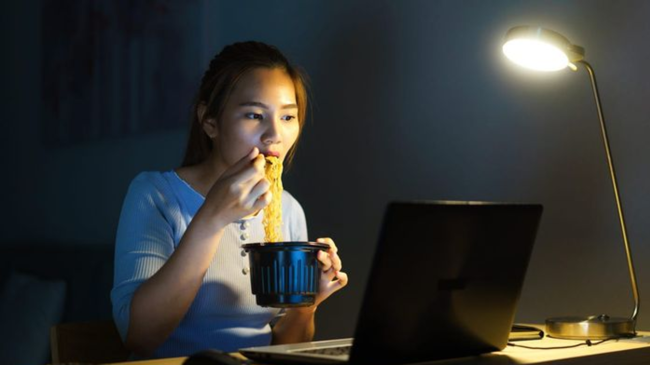 Late Night Eating: Health Risks You Should Know, Say Experts