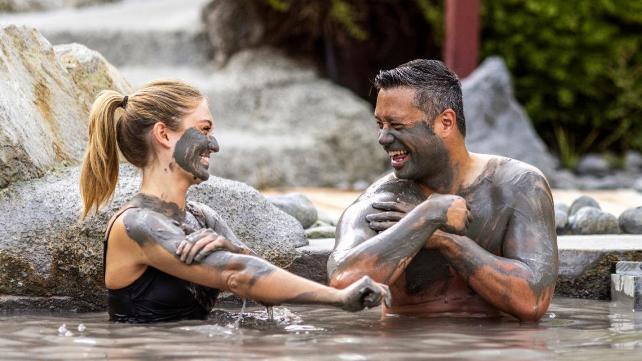 Full Body Mud Bath: Health Benefits, Risks, and What Experts Say