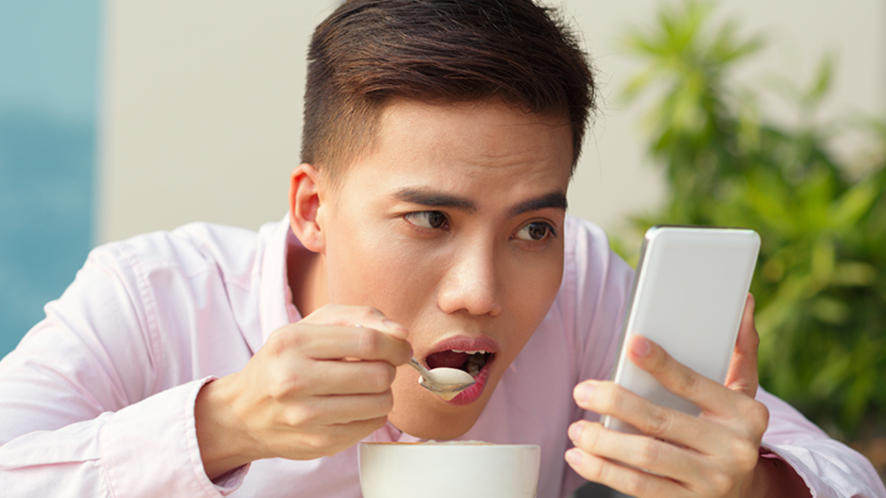 Mobile Addiction Danger: New Health Warning for Youth