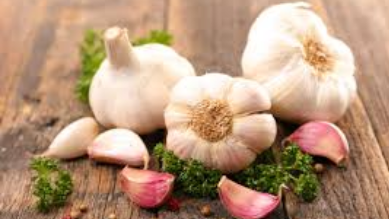 Before Eating Raw Garlic, Here’s What You Need to Know